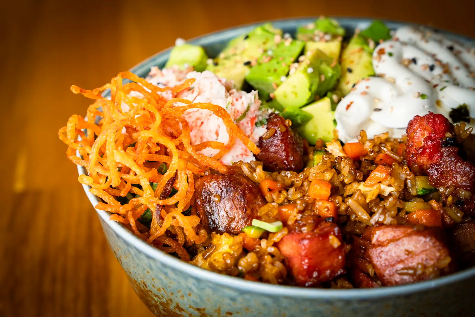 BYKO bowl con tampico, aguacate, kanikama y crispy