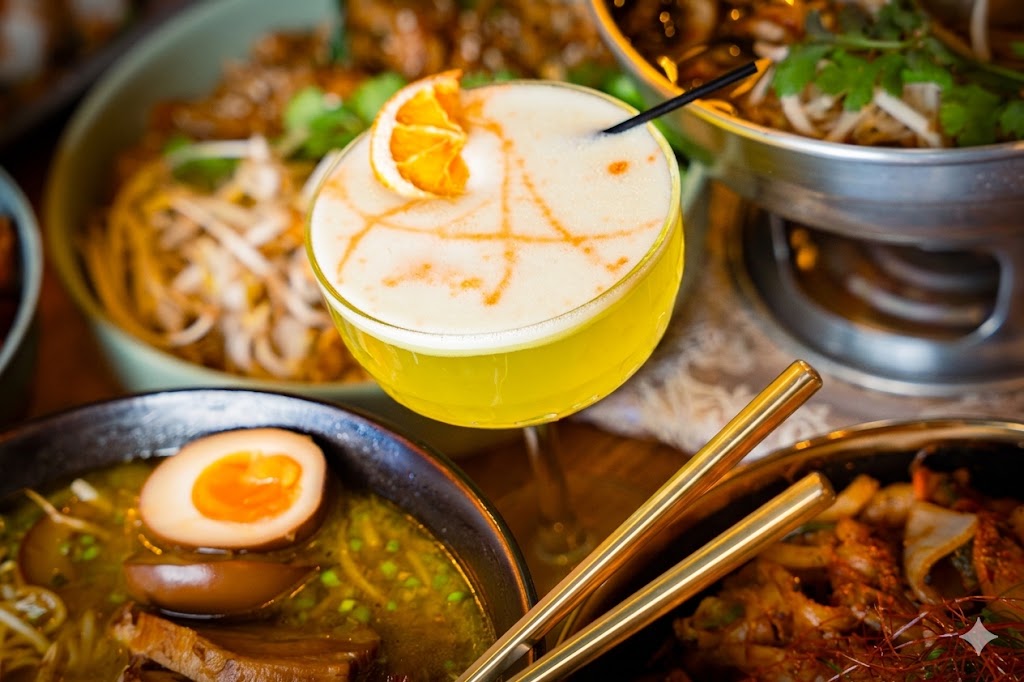 Cóctel cítrico BYKO con ramen verde y pad thai