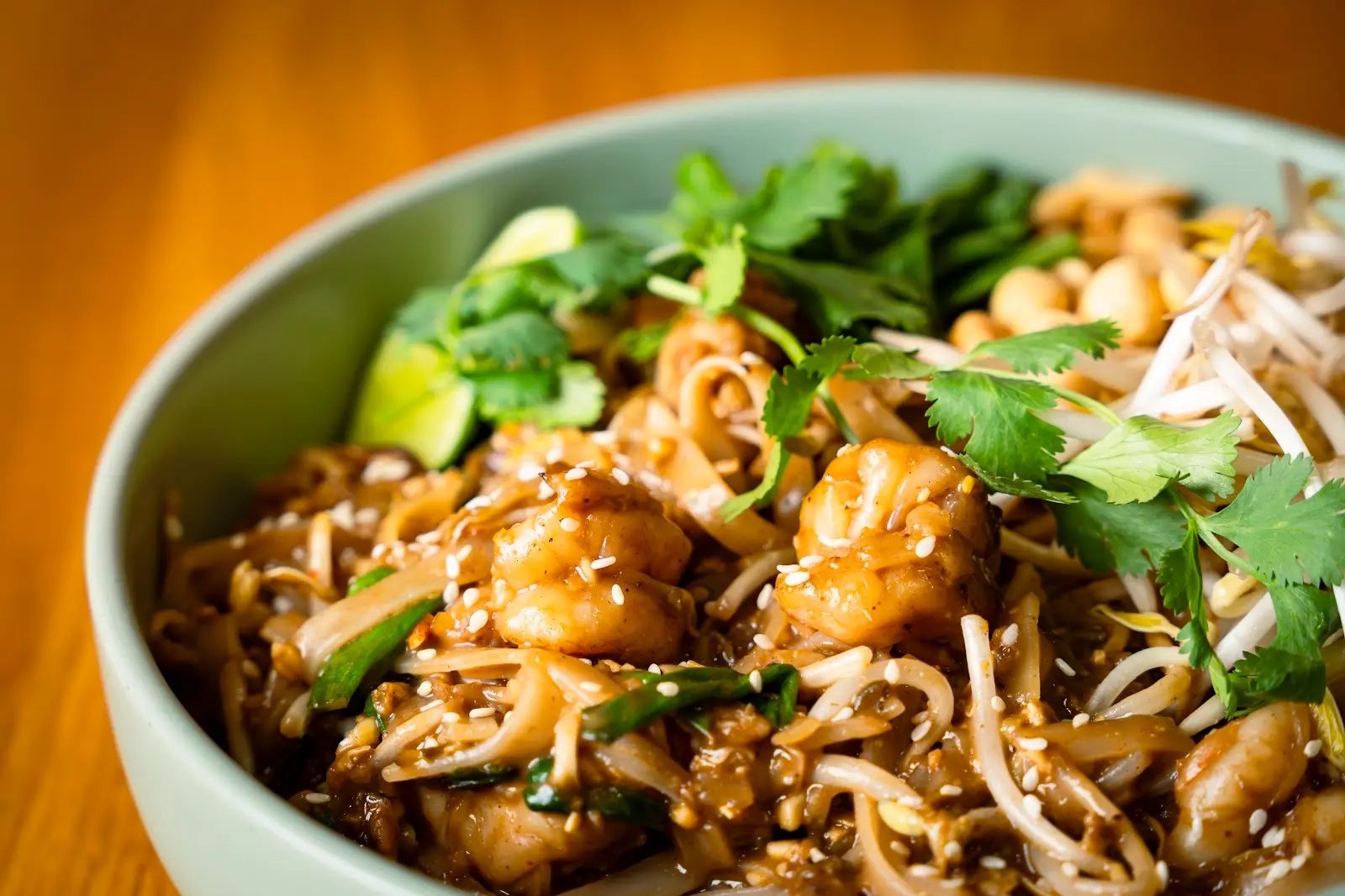 Pad thai BYKO con camarón, cilantro y cacahuate