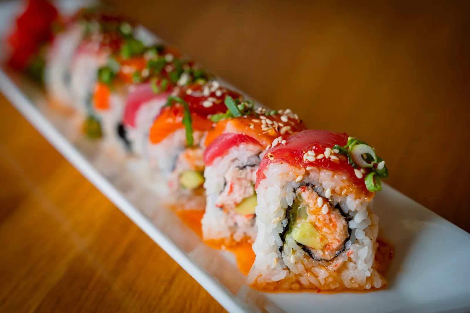Rainbow roll BYKO con atún, salmón y ajonjolí