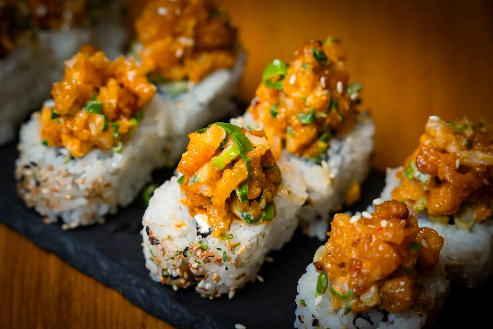 Uramaki spicy tuna BYKO con cebollín y ajonjolí