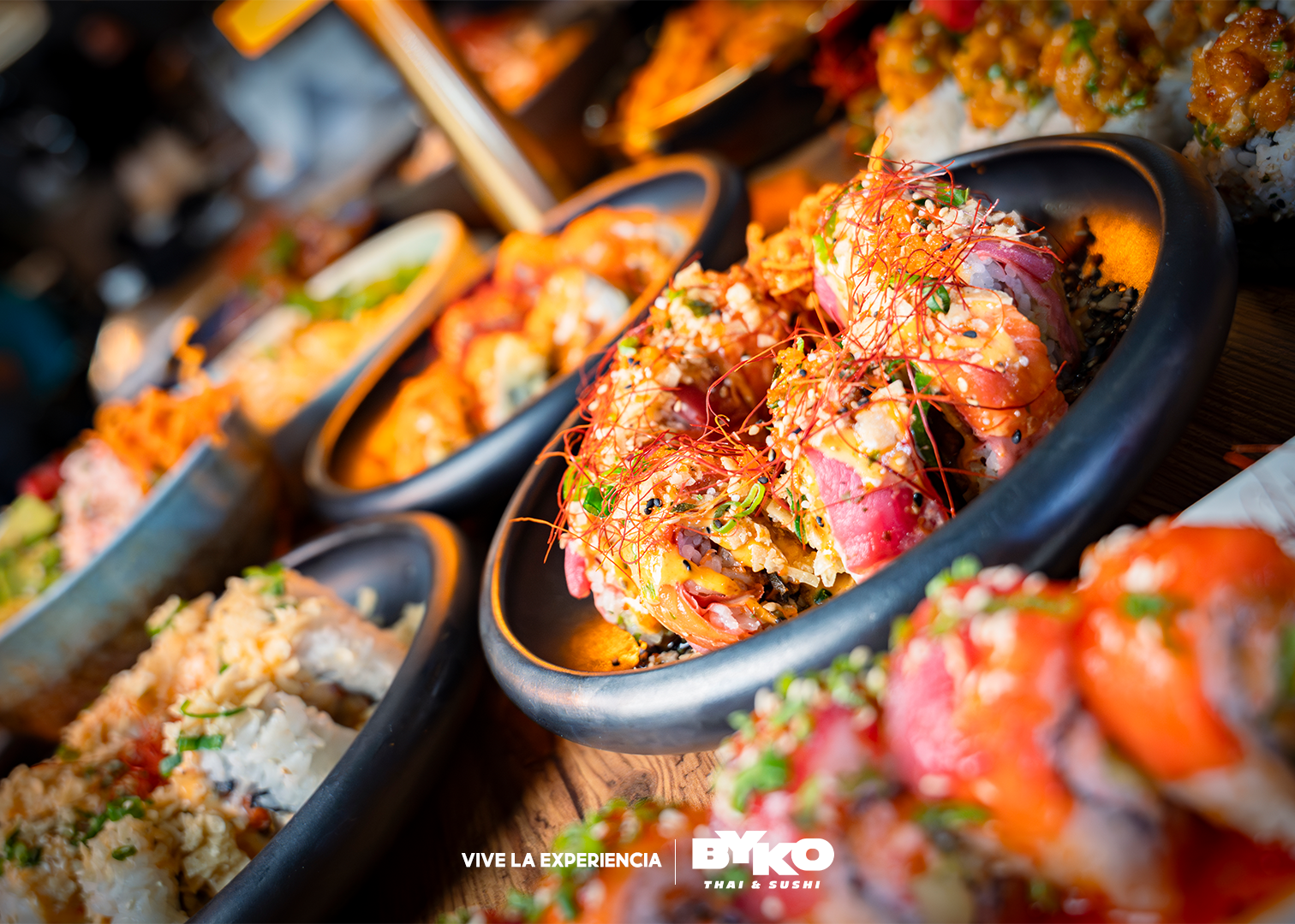 Variedad de rollos de sushi BYKO en platos negros