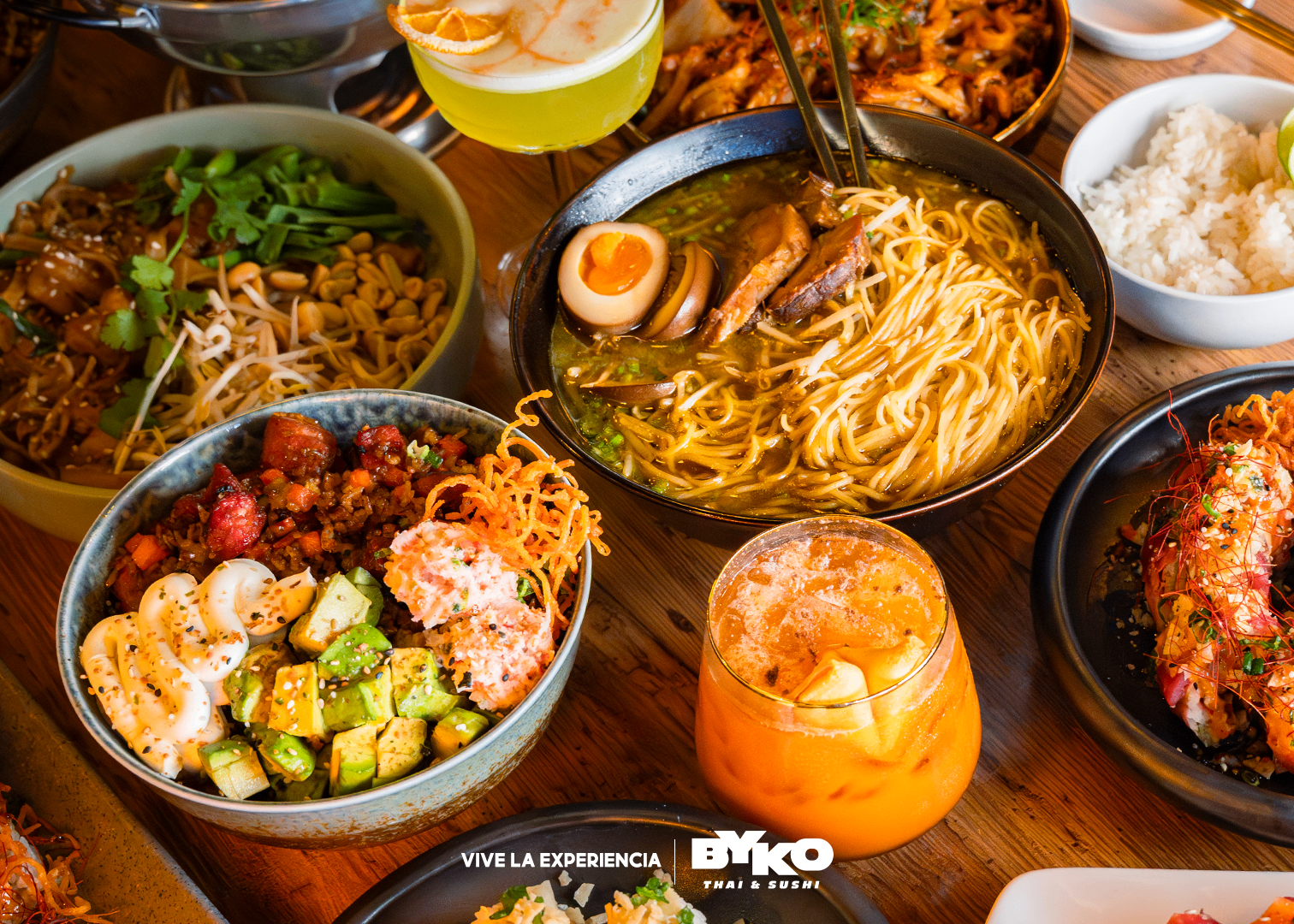 Mesa con ramen, sushi y cócteles BYKO