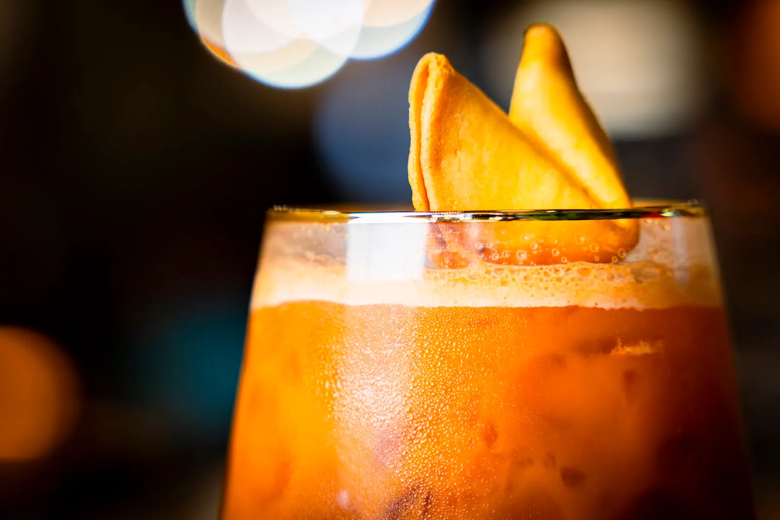 Thai tea cocktail BYKO con galleta crujiente
