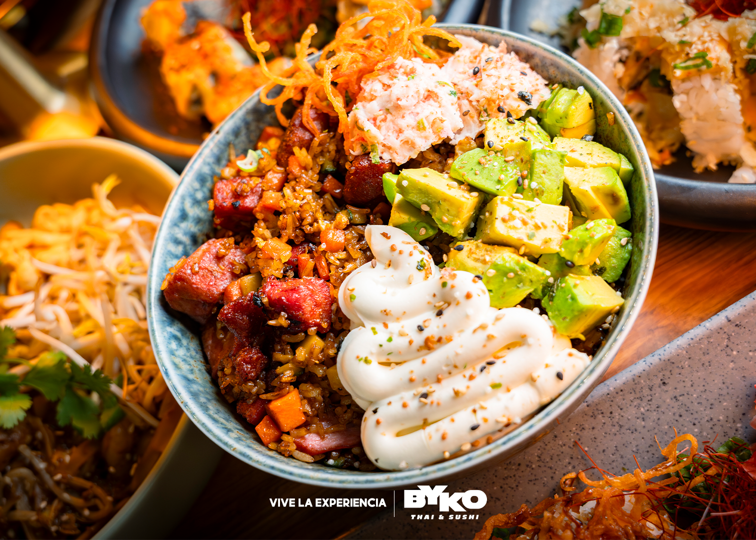 Yakimeshi bowl con aguacate y kanikama BYKO